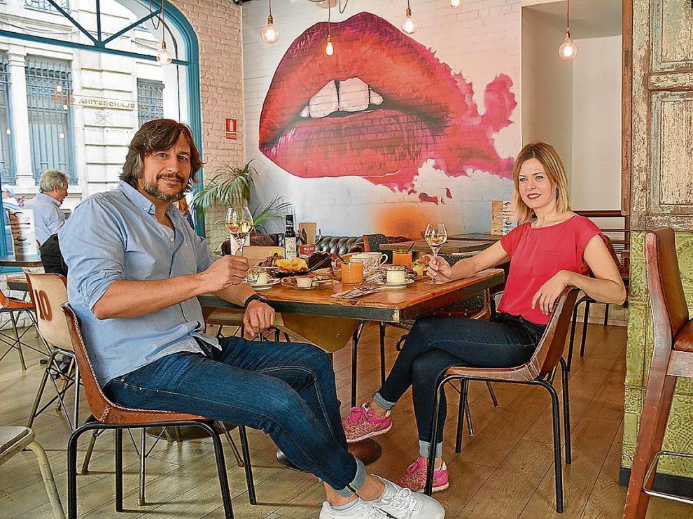 Fernando Solanilla y Susana Casanovas, con el brunch de La Clandestina.