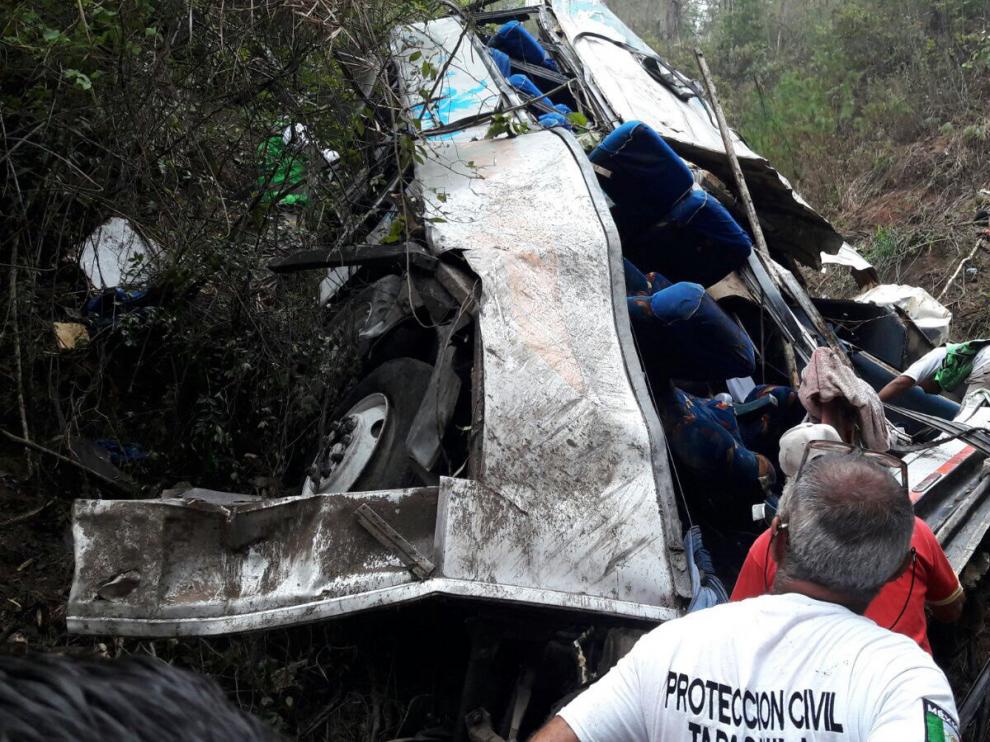 Mueren 17 personas tras caer un autobús por un barranco de 90 metros de profundidad en Chiapas.