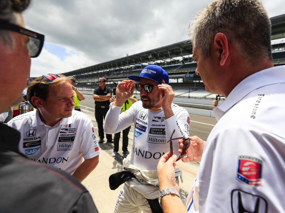 Fernando Alonso habla con miembros de su equipo en Indianápolis.