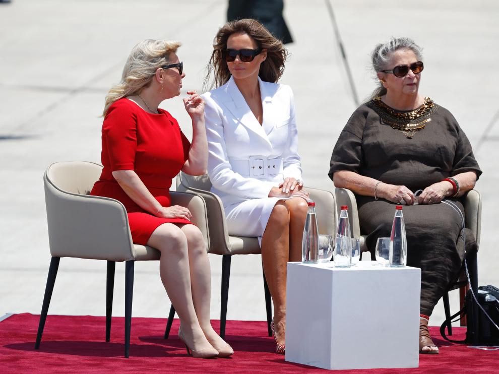 Sara Netanyahu y Melania Trump -ambas a la izquierda-, este lunes en el aeropuerto de Tel Aviv.