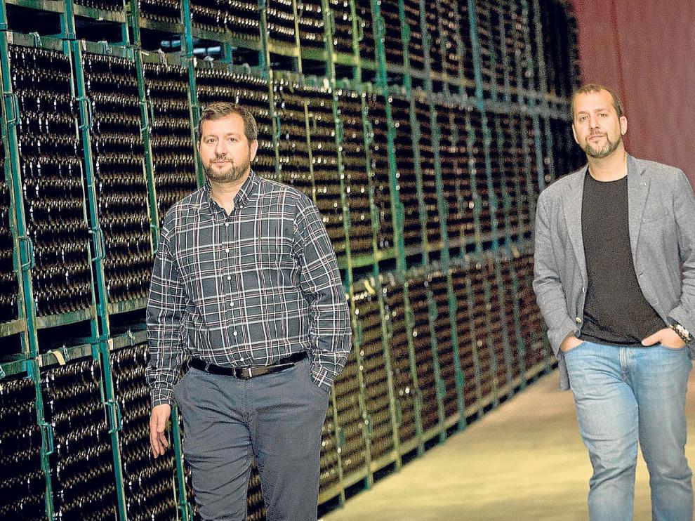 Juan -izquierda- y César Langa, quinta generación de la saga familiar vitivinícola, en el interior de Bodegas Langa.