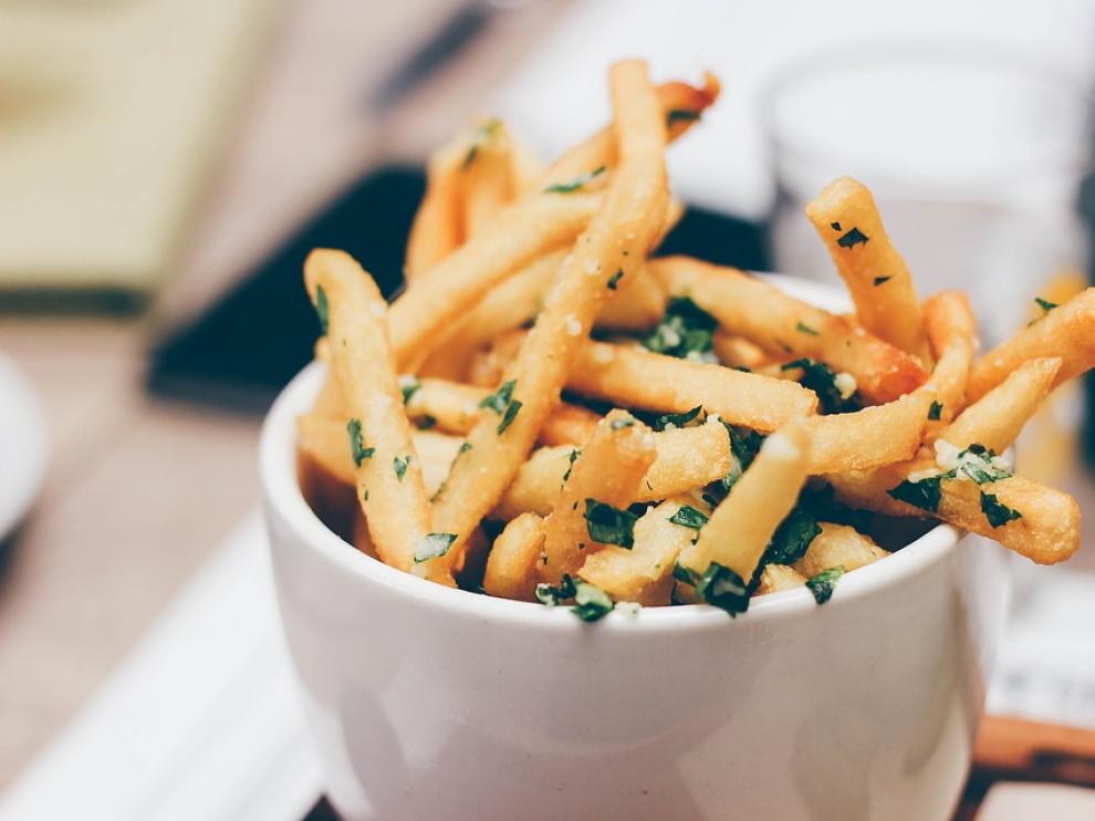 Lo bueno de las patatas fritas caseras es que prácticamente combinan con todo.