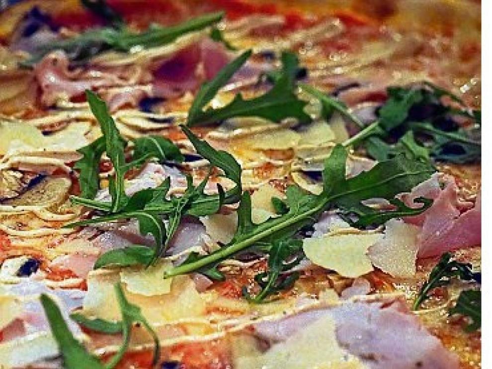 Pizza Porchetta, tataki de carne de La Finca y vino californiano Coppola.