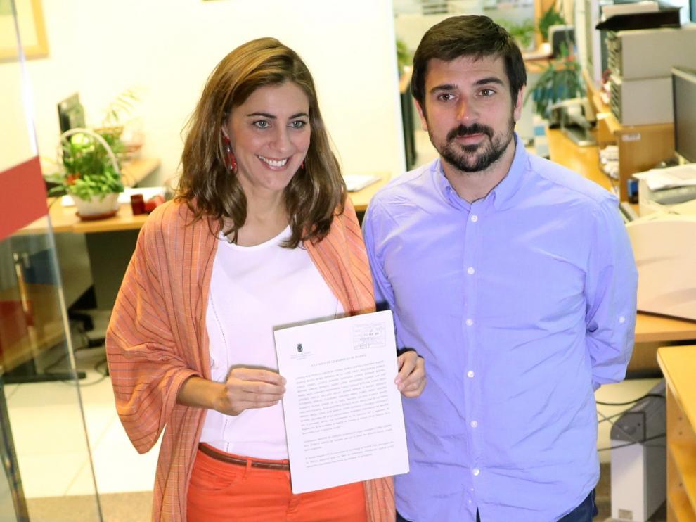 Lorena Ruiz y Ramón Espinar presentan la moción de censura contra Cristina Cifuentes.