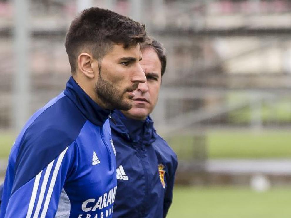 Álvaro Ratón charla con seriedad con Mikel Insausti, el preparador del porteros del Real Zaragoza, en el campo de entrenamiento de la Ciudad Deportiva.