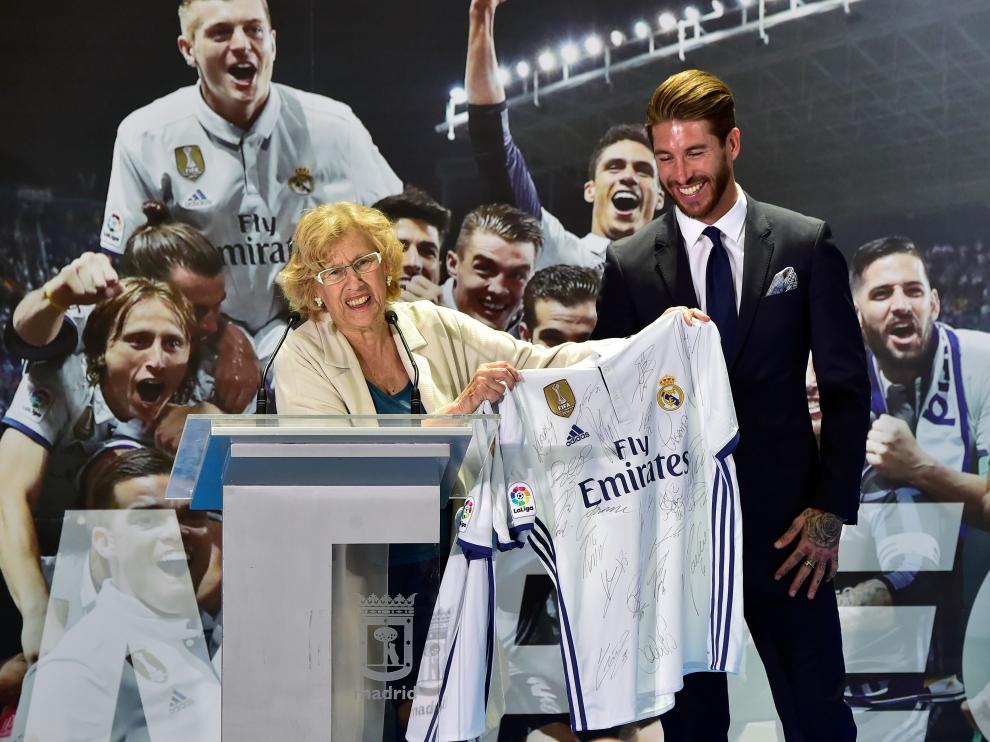 Manuela Carmena durante la celebración con el Real Madrid en el Ayuntamiento