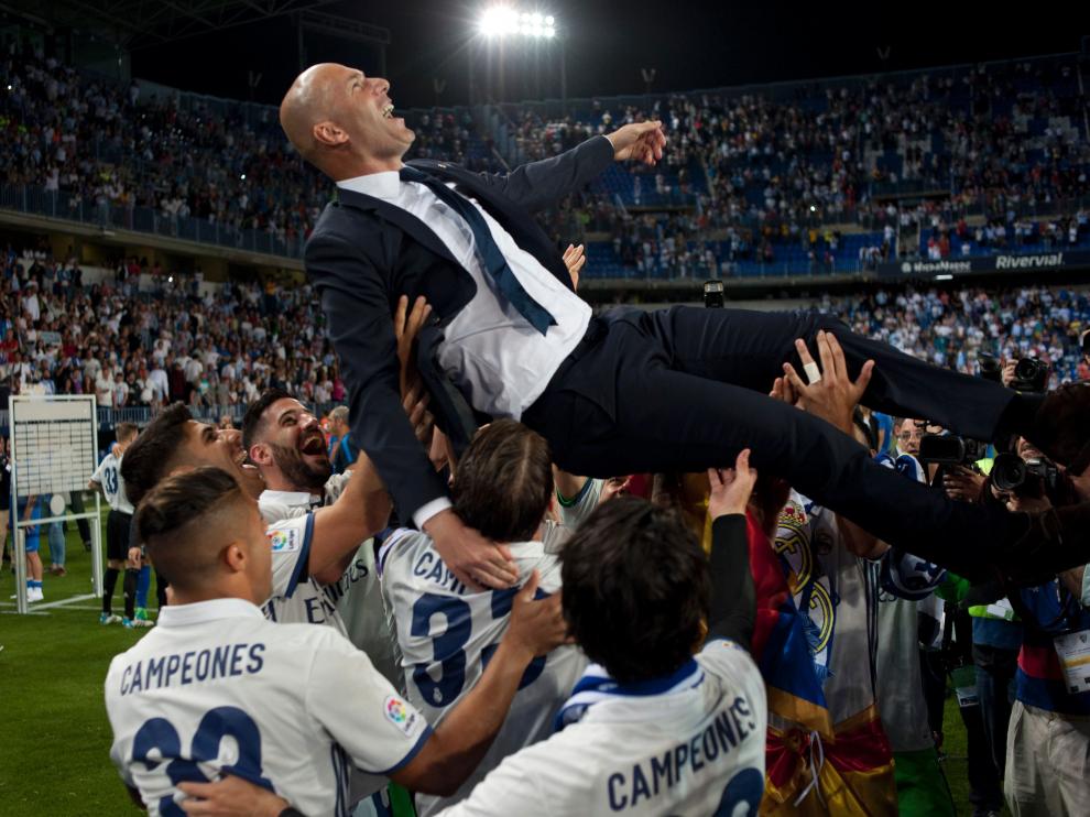 Los jugadores del Madrid mantearon al entrenador tras el partido en Málaga.