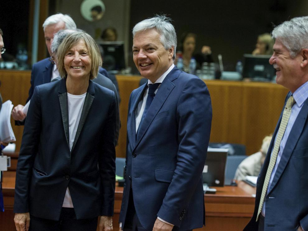 La ministra francesa de Asuntos Europeos, Marielle de Sarnez, el ministro de Exteriores belga, Didier Reynders, y su colega español Alfonso María Dastis, este lunes en Bruselas, donde asisten al Consejo Europeo.