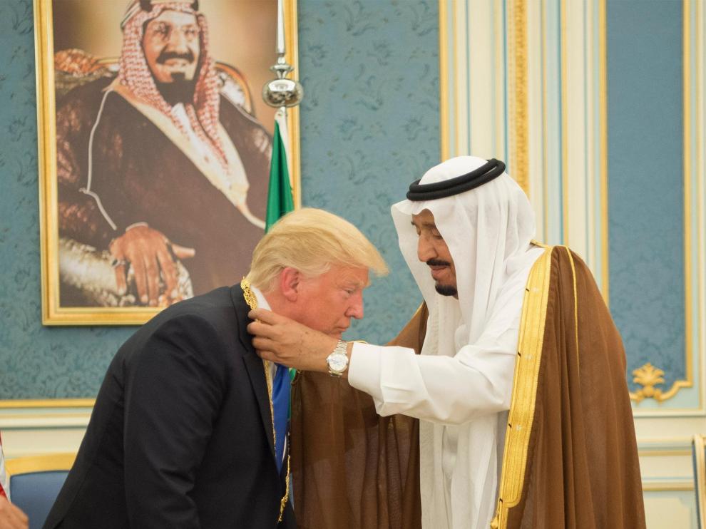 Trump recibe una condecoración del rey Salman, durante su visita a Riad.