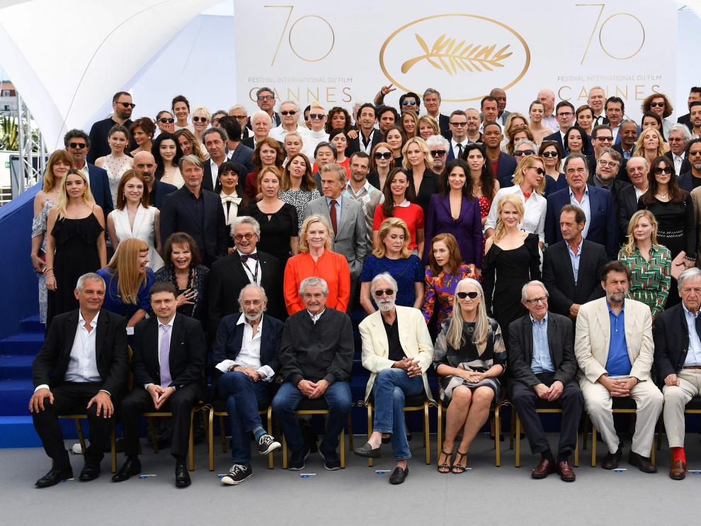Decenas de profesionales del mundo del cine posan en una foto de familia.