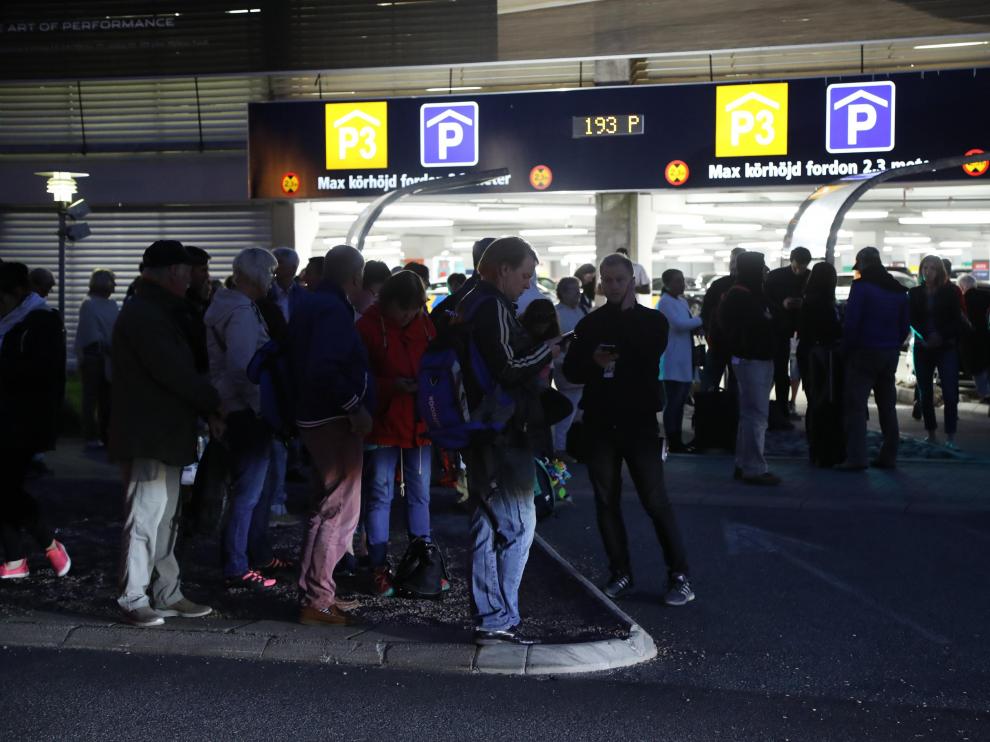 Decenas de personas a las puertas del aeropuerto de Landvetter, en la ciudad de Gotemburgo.