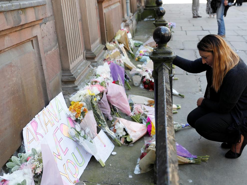 Una niña de 8 años y joven de 18, primeras víctimas identificadas en Manchester.