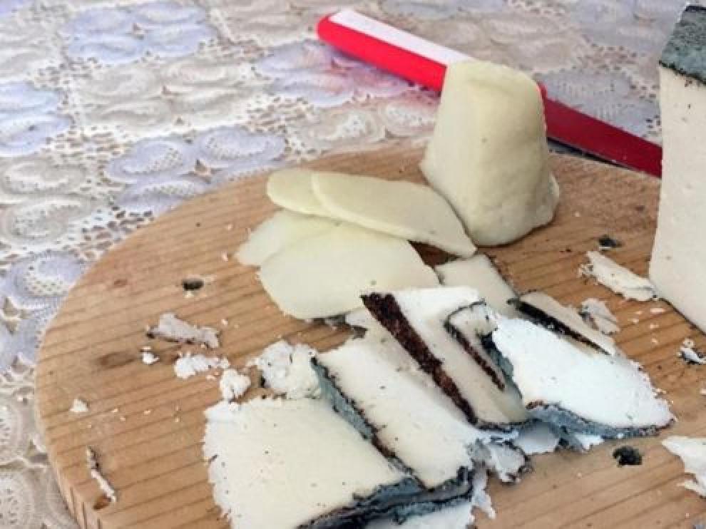 Los productores de quesos retiran lotes de tres tipos de queso tras el caso de meningitis en Madrid