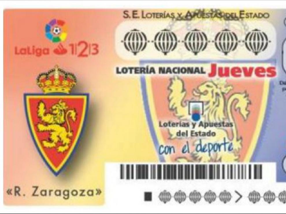 A la izda. el modelo de billete del sorteo del 15 de junio, dedicado al Real Zaragoza. A la derecha, las participaciones ya a la venta en los despachos de Loterías.