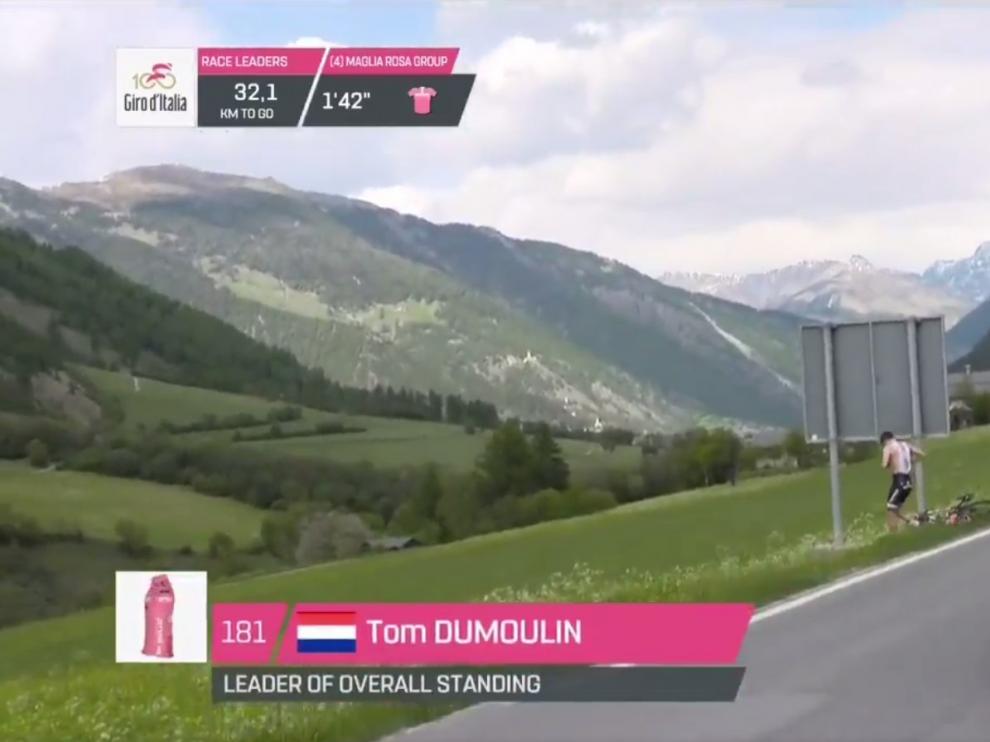 Momento en el que Dumoulin detiene su bicicleta para hacer sus necesidades en plena carrera.