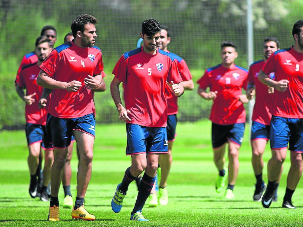 Carlos David (4) en el calentamiento junto a Aguilera (5), que ayer volvió a entrenar, aunque lo hizo al margen del grupo.