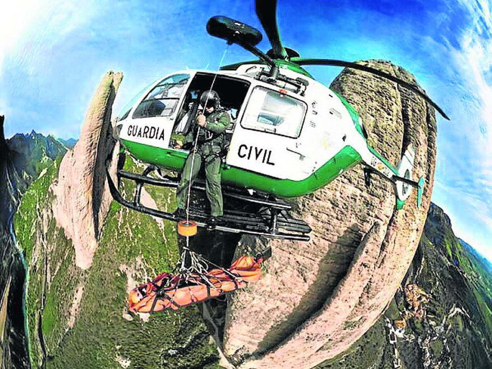 La imagen esférica, cedida por la productora Black Dot Films, está capturada del vídeo interactivo realizado por Ábaco Digital y que la revista National Geographic colgó en su Facebook. En ella se puede ver a José Manuel García Valcárcel, uno de los pilotos, izando la camilla al helicóptero.