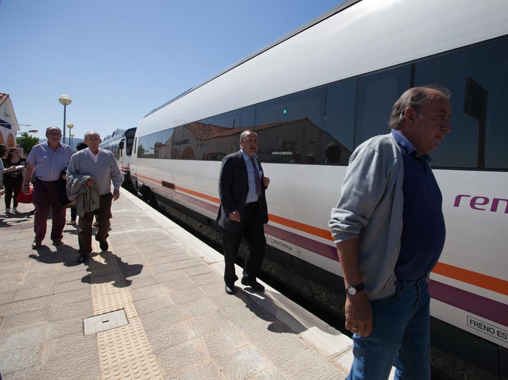 Viajeros del tren averiado, a su llegada a la estación de Ferreruela, donde pudieron pasar del tamagotchi al tren que los había remolcado, más cómodo.