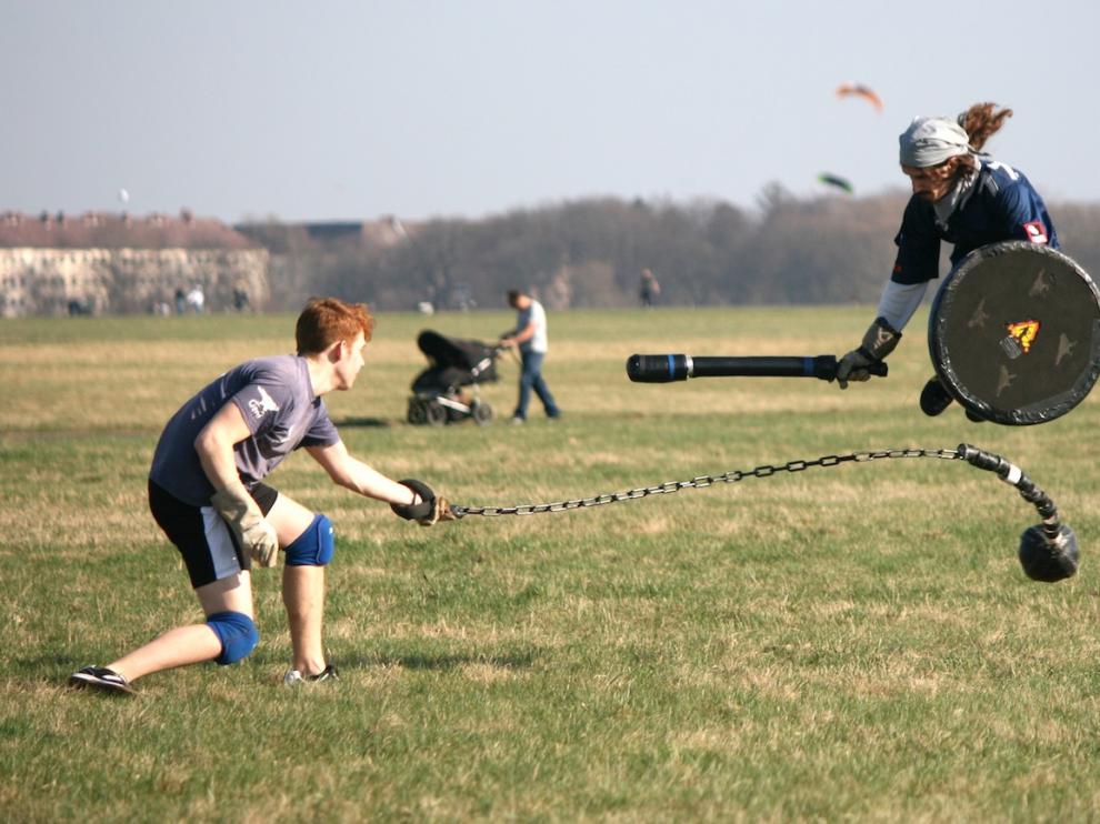 Dos jóvenes juegan a 'Jugger'. Al que va armado con una cadena se le denomina 'ketteman', al otro, 'pomfer'.