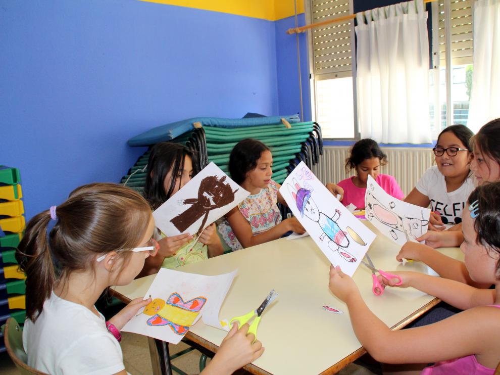 Cada año, más de 50 niños acuden a la ludoteca de verano.