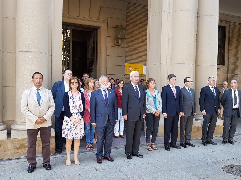 Minuto de silencio en la Delegación del Gobierno en Aragón.