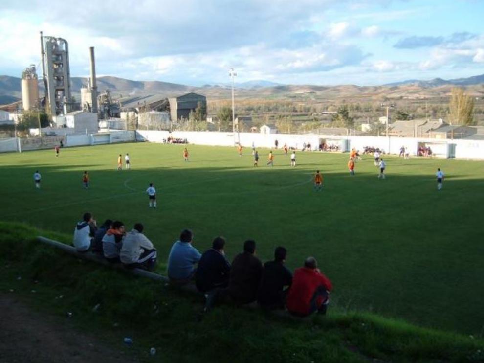 Vista del campo de La Dehesilla de Morata de Jalón, junto a la cementera de Cemex, donde el Real Zaragoza jugará el próximo partido de la peñas.