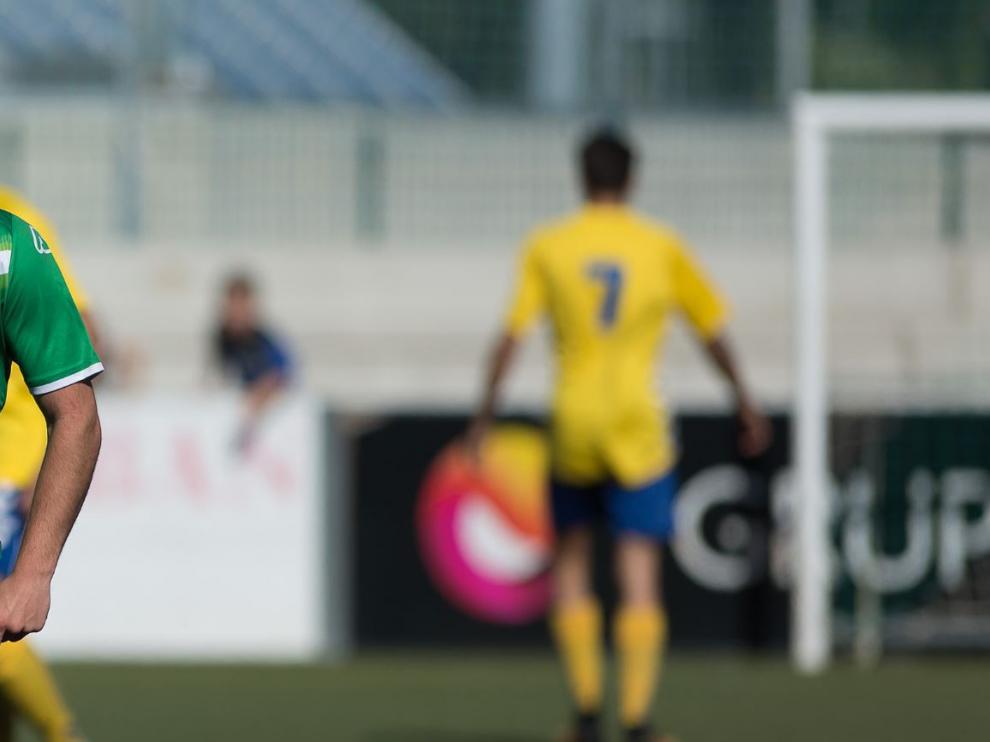 Imagen del partido Cuarte-Robres, de la Tercera División aragonesa, jugado en la recta final de la liga.