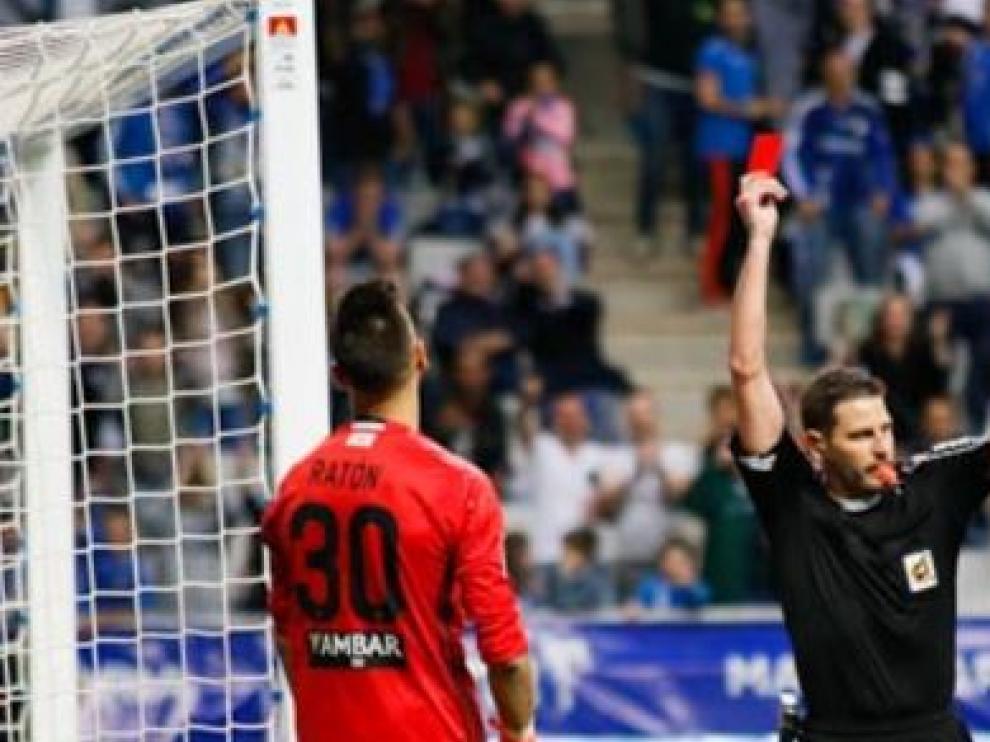 Momento en el que Figueroa expulsa a Ratón del campo del Oviedo.