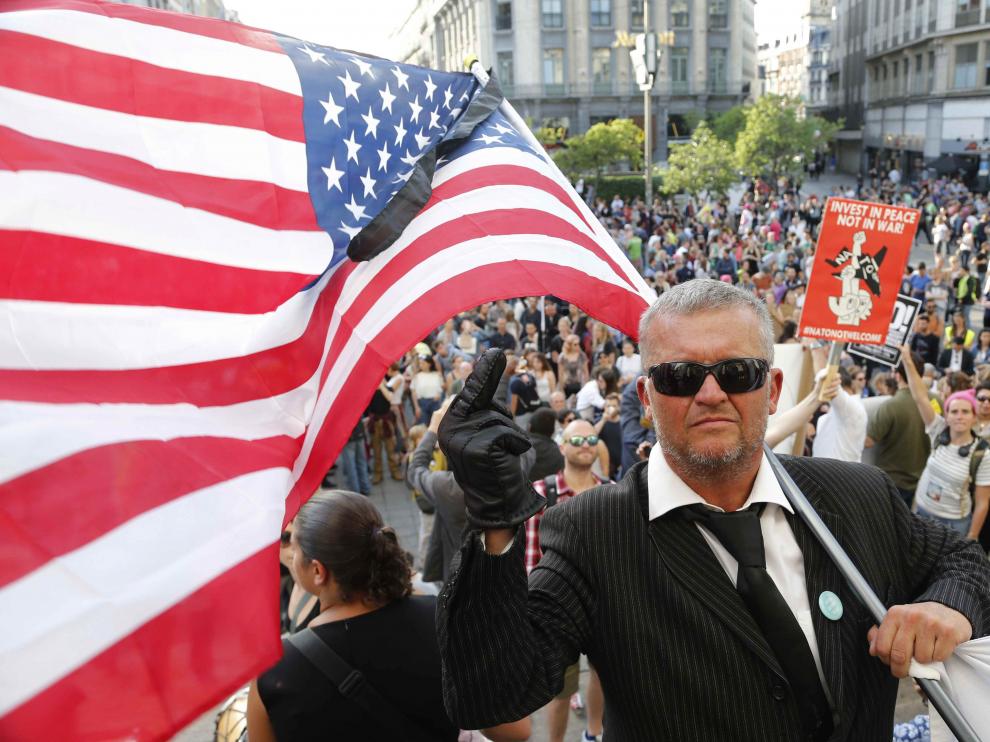 Miles de personas protestan contra OTAN y la presencia de Trump
