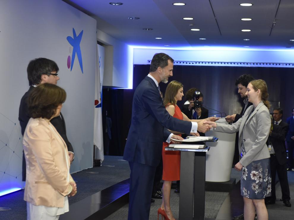 Laura Puértolas recibe de manos de Felipe VI una beca para estudiar un posgrado en el extranjero.