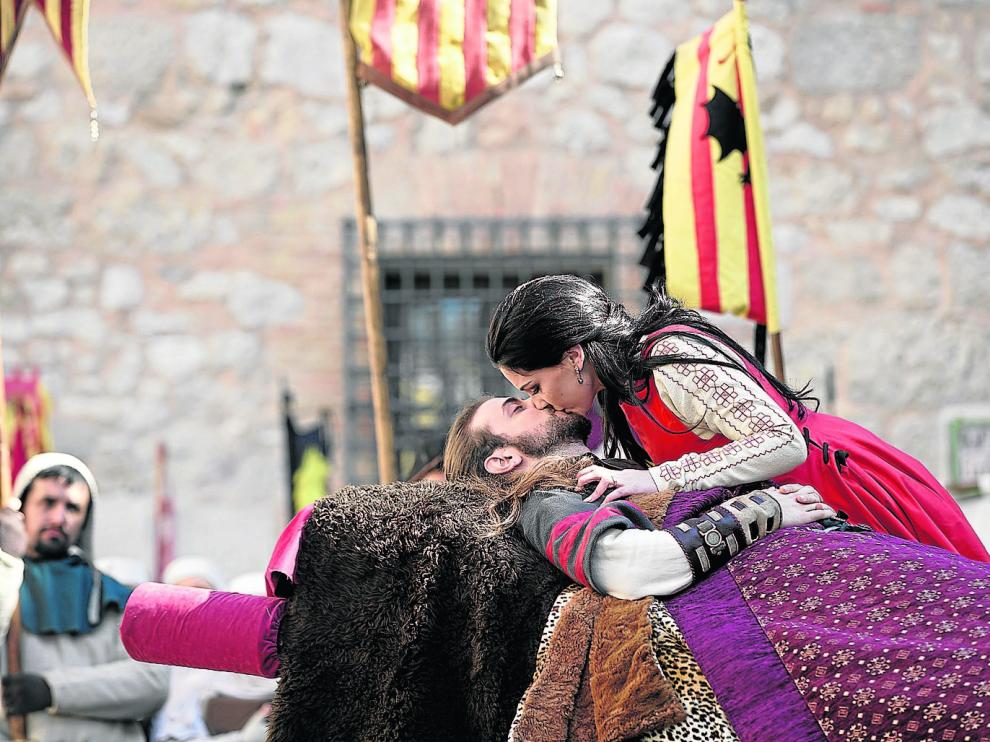 El gran momento de las Bodas de Isabel:_la joven besa a su amado, ya sin tiempo, ya sin vida, en la representación colectiva.
