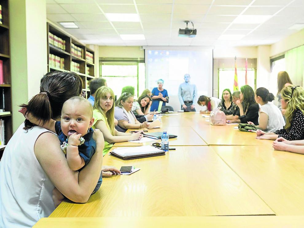 Algunas familias acudieron al sorteo en el servicio provincial de Educación de Zaragoza.
