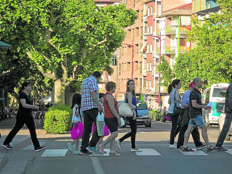 Un grupo de bilbilitanos cruzando un paso de cebra del centro de la ciudad.