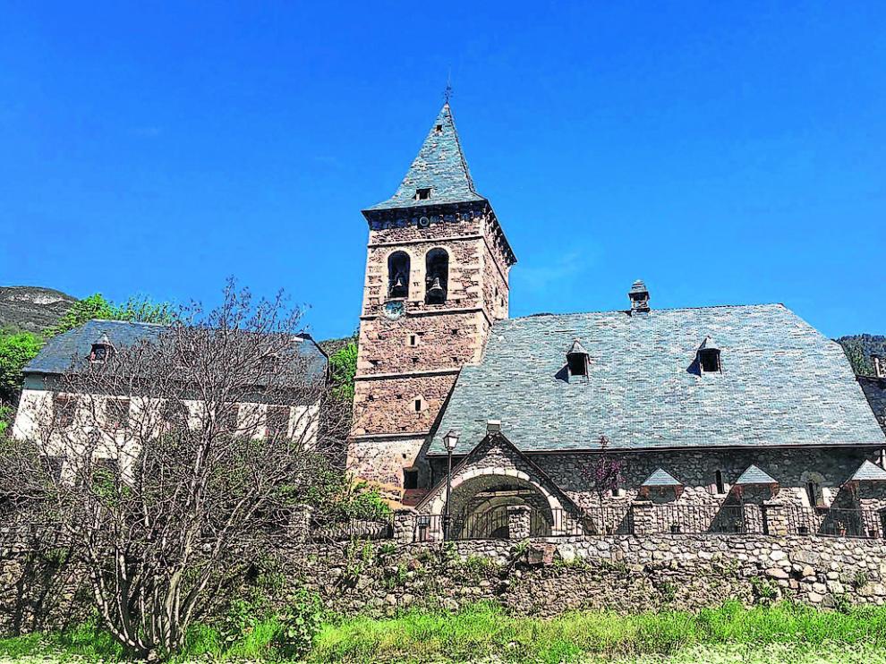 Junto a la abadía y al cementerio. La iglesia de San Esteban, sometida a diversas restauraciones y pendiente de otra, está situada junto al cementerio de Plan y a la abadía (el edificio blanco). El camposanto es propiedad del Ayuntamiento y el otro inmueble, del Obispado Barbastro-Monzón, una titularidad que nadie discute.