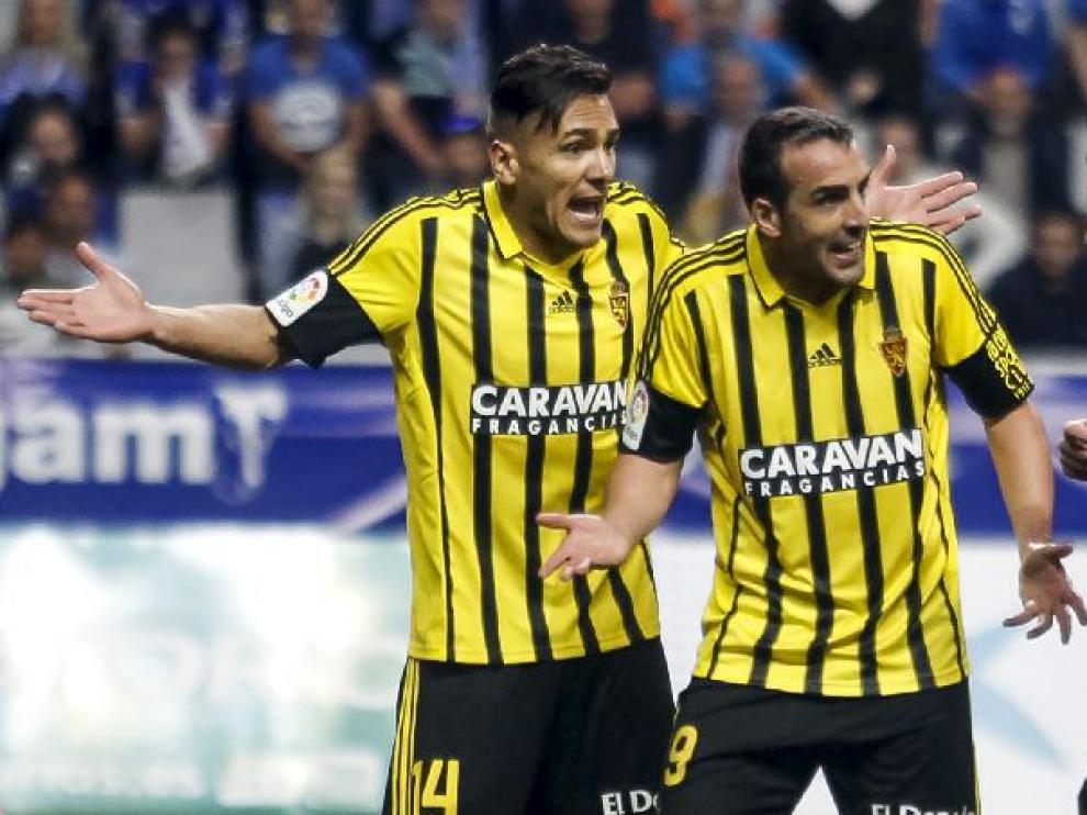 Marcelo Silva, junto a José Enrique, protesta al árbitro Figueroa Vázquez una decisión en el partido del pasado sábado en Oviedo.