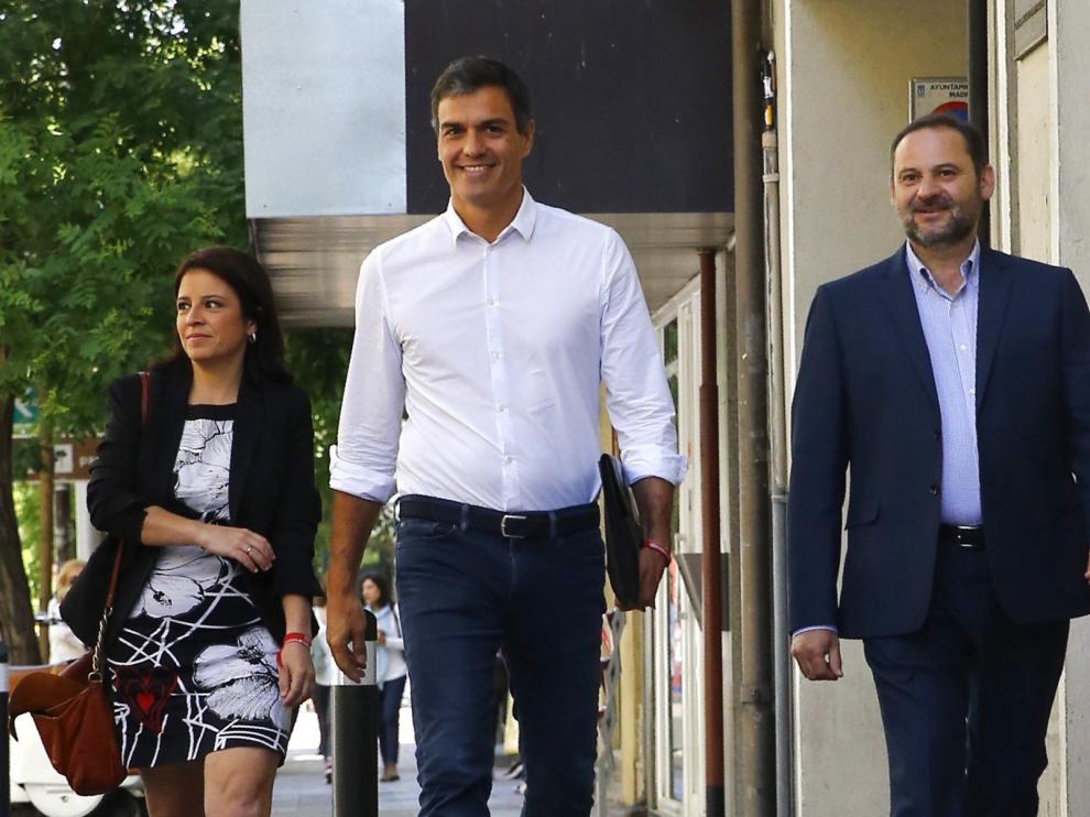 Pedro Sánchez junto a Adriana Lastra y José Luis Ábalos.