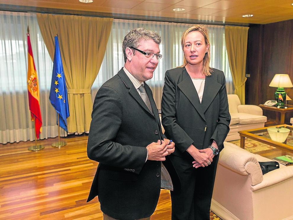 El ministro de Energía,Álvaro Nadal, y la consejera de Economía, Marta Gastón, ayer en Madrid.