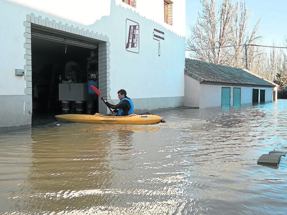 Imagen de archivo de un vecino de Novillas en enero de 2013 durante la crecida ordinaria.