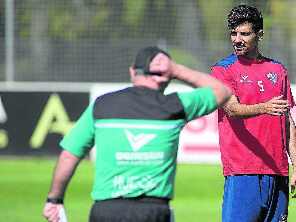 Juan Aguilera entrenó ayer en el IES Pirámide de nuevo con el resto del grupo. En la imagen, ante Anquela.