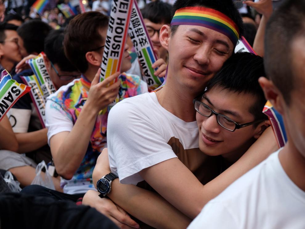 La Corte Suprema de Justicia de Taiwán legaliza el matrimonio homosexual.
