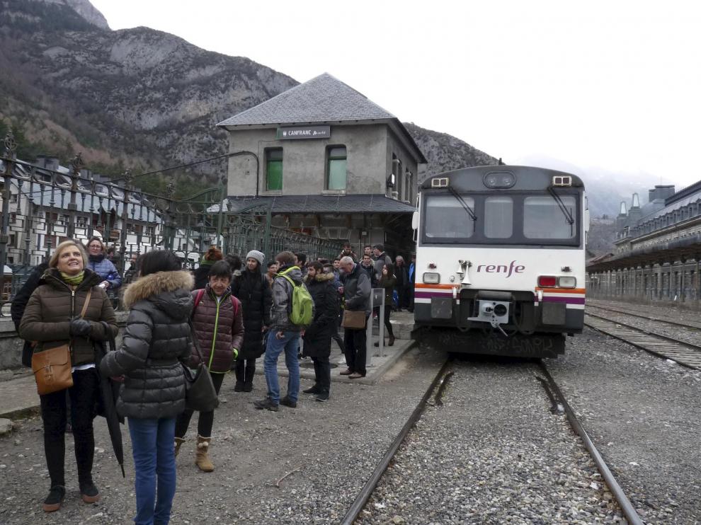 El canfranero, a su llegada a la estación de Canfranc.