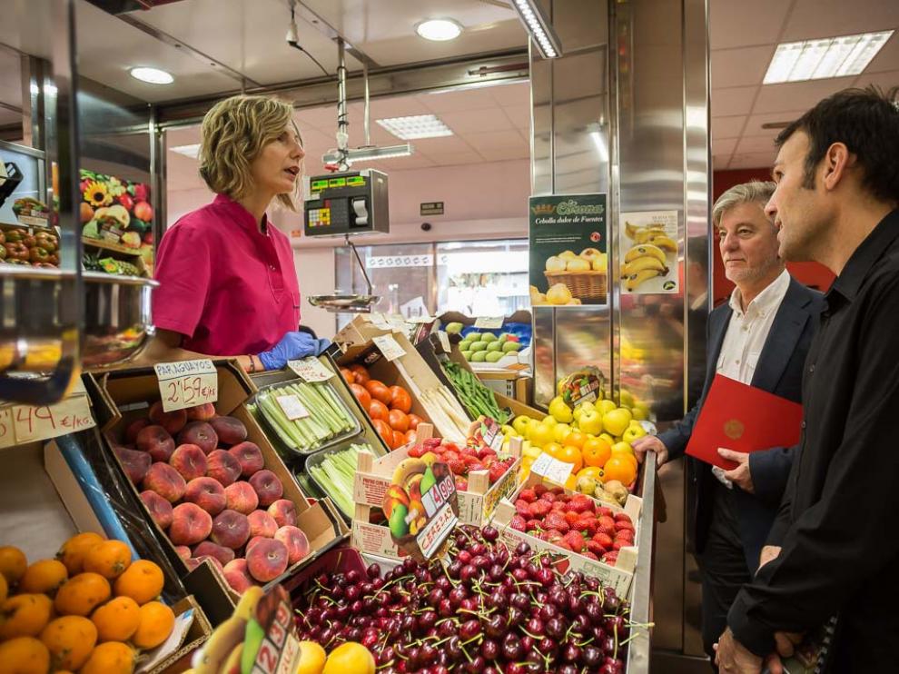 Visita de Santisteve al mercado de San Vicente de Paul