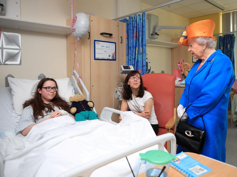 Isabel II visita a los menores heridos en el atentado de Mánchester, este jueves.
