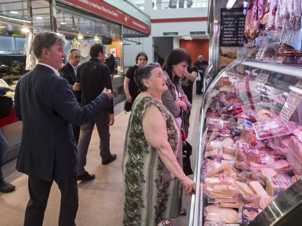El alcalde Santisteve visitó ayer el mercado de San Vicente de Paúl y charló con algunos de los detallistas.