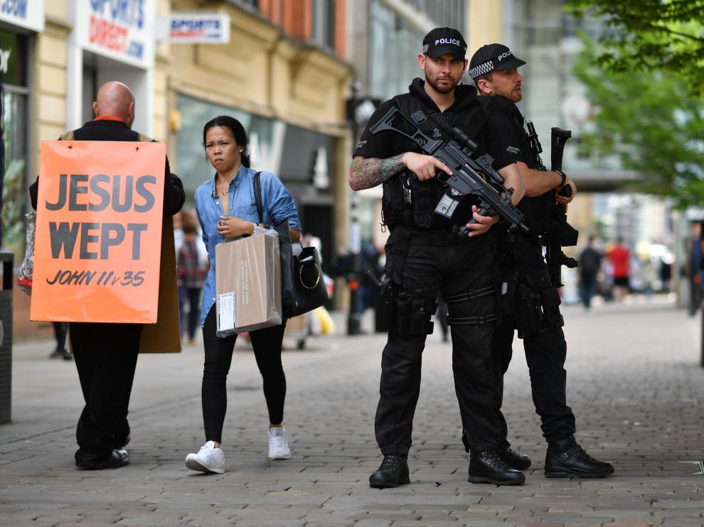 Policía armada en el centro de Mánchester.