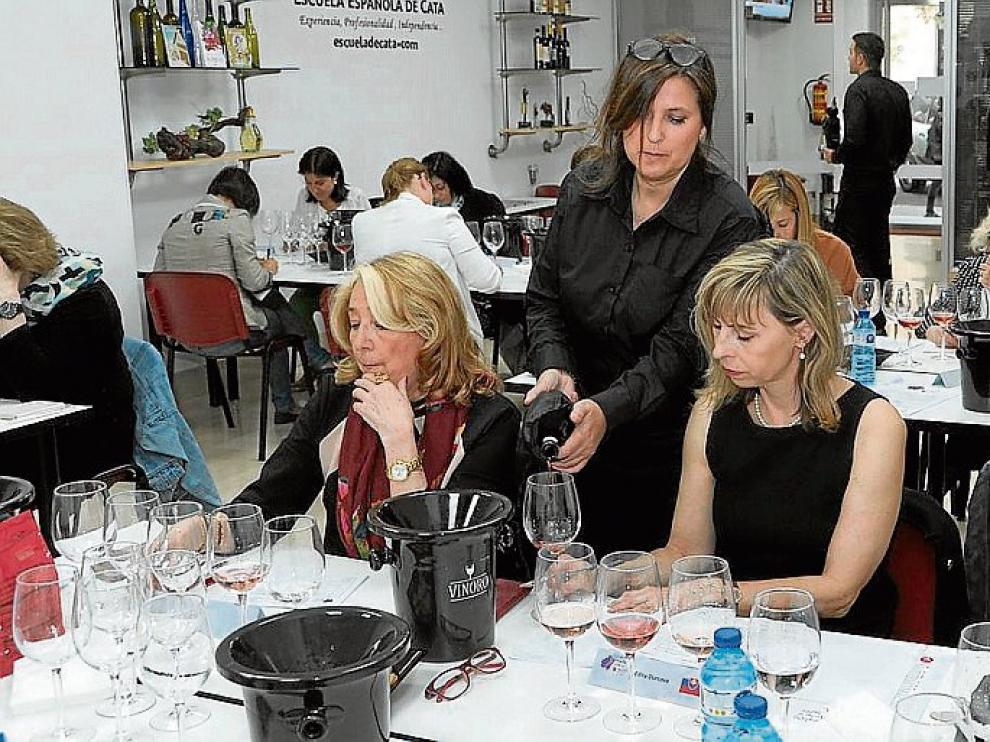 Momento de la cata del Concurso Vino y Mujer.