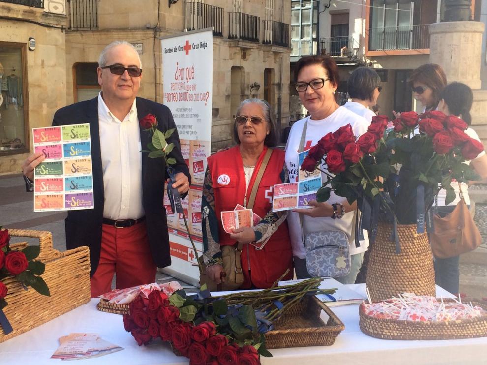 El presidente de Cruz Roja Soria, Modesto Fernández, en el puesto de venta de boletos y regalo de rosas en la plaza de El Rosel