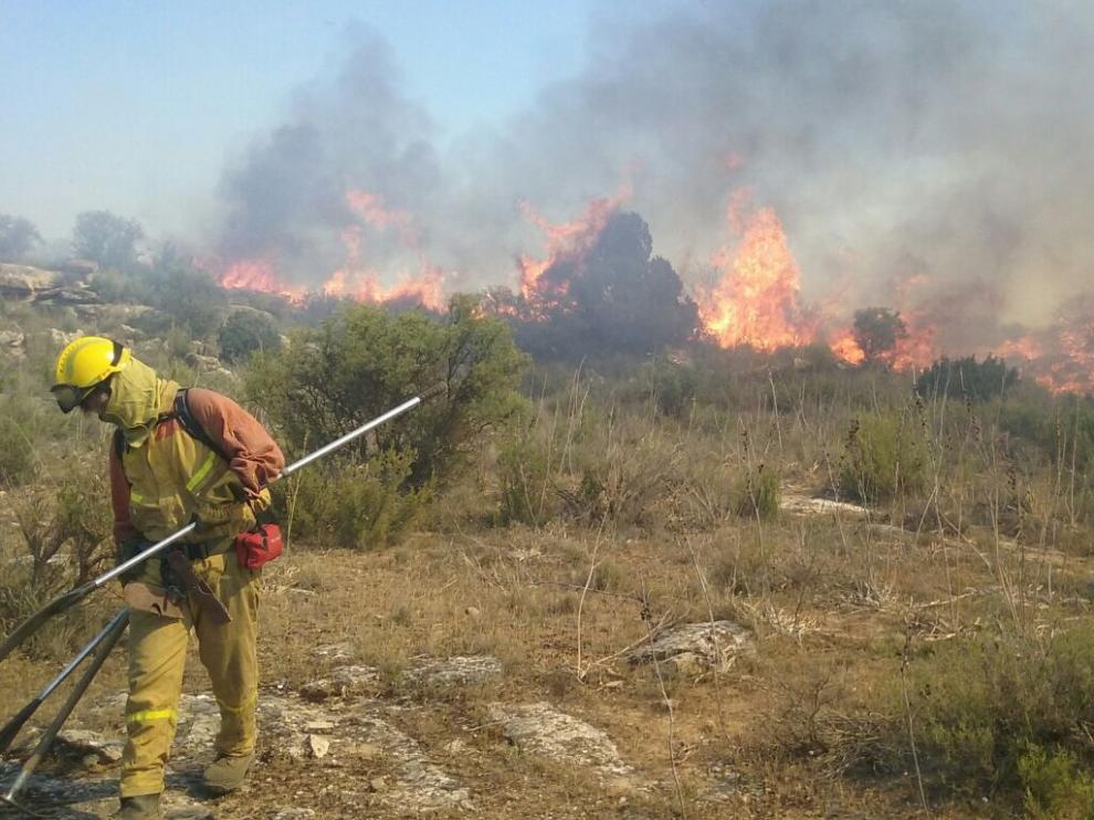 Cuadrillas forestales tratan de apagar el incendio entre Escatrón y Castelnou