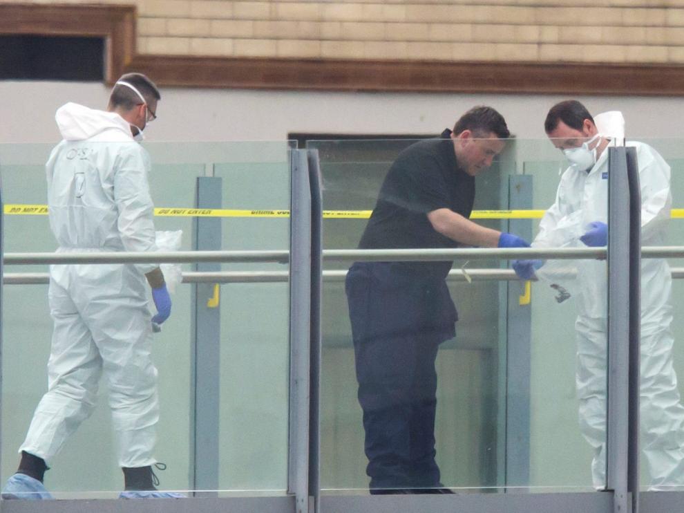 Los investigadores trabajan en las inmediaciones del Manchester Arena.