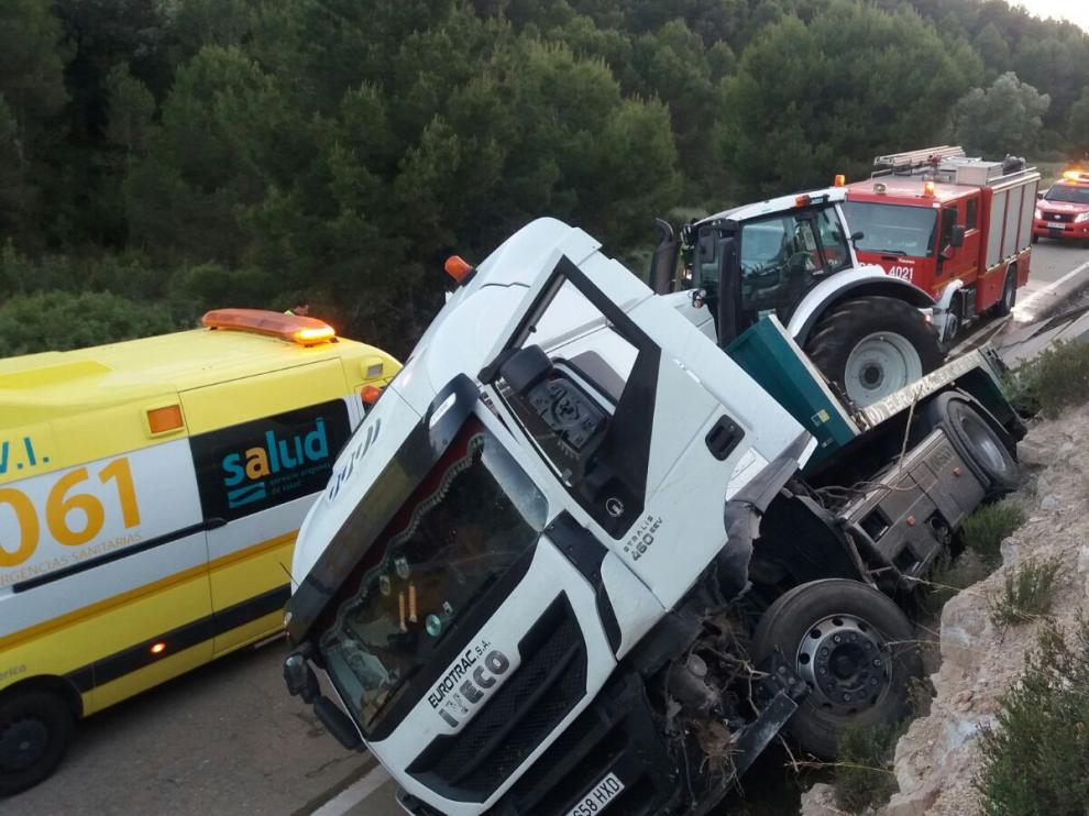 Herido el conductor de un tráiler tras salirse de la carretera y volcar.